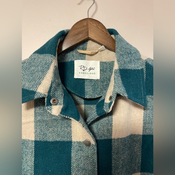 𝐑𝐃 𝐒𝐭𝐲𝐥𝐞- Woman’s Shacket - Picture 1 of 4